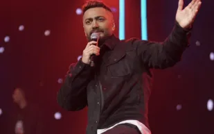 قبل حفل جدة.. تامر حسني ينشر جزءًا من أغنية "ما تيجي" 