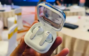 تصميم غير مألوف.. أول ظهور لسماعات Galaxy Buds On الجديدة