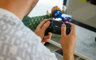 مستقبل "PS6"؟ براءة اختراع من سوني لوحدة تحكم مغناطيسية تتكيف مع احتياجات اللاعبين