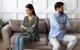 كيف تؤثر جاذبية الرجل أو المرأة على الغيرة والصراع في العلاقات؟