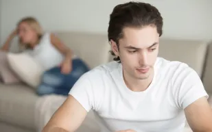 لماذا تصبح العلاقة الحميمية أقل جاذبية مع ضغوط الحياة اليومية؟