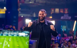 من "فيفا" إلى كأس العالم للرياضات الإلكترونية.. كيف تطورت علاقة كريم بنزيما بألعاب كرة القدم؟