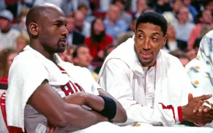 قد يصل إلى 15 مليون دولار.. قميص مايكل جوردان من نهائي NBA 1998 يدخل المزاد