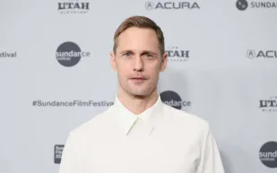 ألكسندر سكارسجارد.. كيف صنع نجم «True Blood» ثروته ومكانته في هوليوود؟