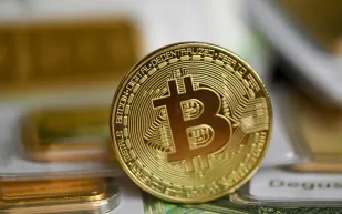 بيتكوين تتخطى 77 ألف دولار.. ماذا يحدث في سوق العملات الرقمية؟