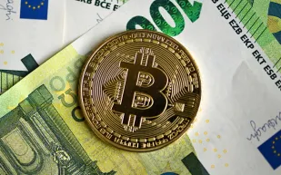 بيتكوين ترتفع 0.93% وتستقر عند 64 ألف دولار رغم خسائر سنوية كبيرة 