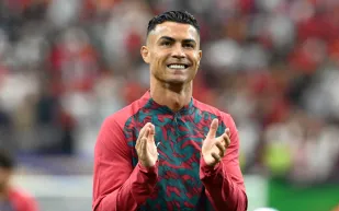 من النصر والهلال إلى العالمية.. 5 نجوم يطاردون الهدف رقم 1000