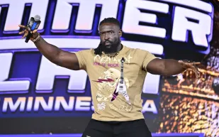  مستقبل WWE.. أوبا فيمي يلحق خسارة فادحة ببروك ليسنر في Hell in a Cell