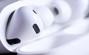 آبل تستعد لإطلاق AirPods بكاميرات