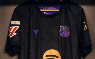 برشلونة يستحضر روح كوبي براينت بقميص «Barça Mamba»