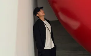 عضو فريق BTS يعرض مجموعته الفنية الخاصة لأول مرة في متحف أمريكي
