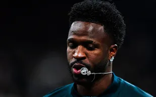 بعد ظهورها حول عنق فينيسيوس.. كم يبلغ سعر قلادة شعار ريال مدريد؟