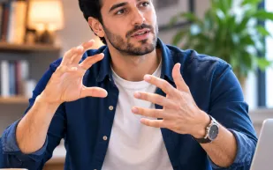 الإيماءات اليدوية.. كيف تساعد الدماغ على تخفيف العبء الذهني وتنظيم الأفكار المعقدة؟