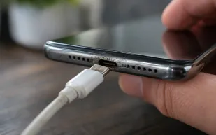 مشكلة عدم ثبات كابل الشحن.. سبب بسيط يمكن حله بهذه الطريقة