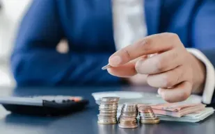 أسعار العملات مقابل الريال السعودي اليوم.. استقرار الدولار واليورو