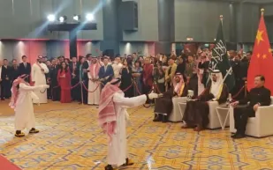 روبوتات تؤدي رقصة سعودية في حفل بالرياض (فيديو)