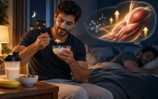 هل يساعد تناول البروتين قبل النوم على بناء العضلات؟