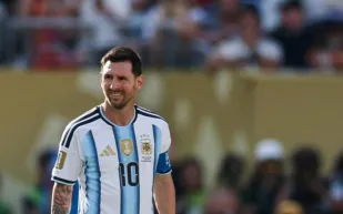 رسميًا.. ميسي يعود إلى منتخب الأرجنتين في ليلة الوداع