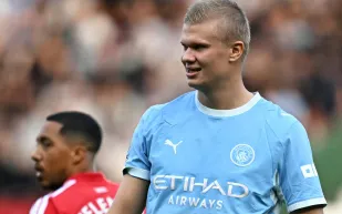 بعد القرار الصادم.. لماذا استُبعد هالاند من مؤتمر منتخب النرويج؟