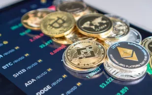 أسعار العملات الرقمية اليوم: كم سجلت بيتكوين مقابل الدولار؟