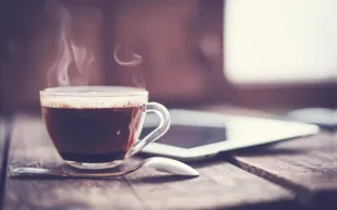 الشاي صديق العظام والقهوة بإفراط تضرها.. ماذا كشفت أحدث الأبحاث الطبية؟