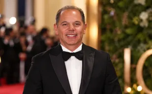 رامي إمام يكشف لـ«الرجل» تفاصيل إعادة تقديم فيلم «البحث عن فضيحة» وأسباب قلقه من التجربة (فيديو)