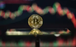 بيتكوين تستعيد مكاسبها.. أسعار العملات الرقمية اليوم