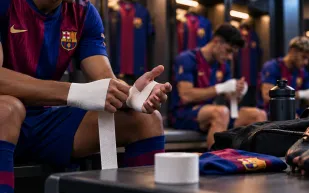 ضمادات برشلونة بين الإصابة والموضة.. كيف تحولت إلى علامة مميزة لنجوم الفريق؟