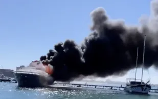 غرق جزئي ونيران غامضة.. التفاصيل الكاملة لاحتراق اليخت "جون" جنوب إيطاليا (فيديو)