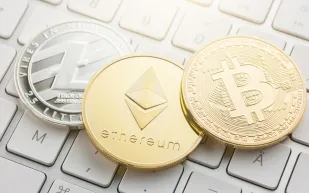 العملات المشفرة تتراجع اليوم.. كم سجلت بيتكوين وإيثيريم؟
