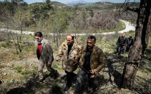 بالصور: زعيم المعارضة السورية يتجول في مسقط رأس الرئيس السوري