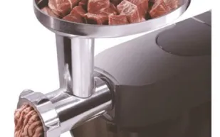 دبي: إنقاذ ذراع "شيف" من البتر بعدما علقت بـ"مفرمة"