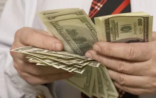 دبي : سجن موظف بنك أنفق مليون درهم من حساب عميل على ملذاته.