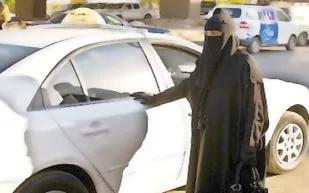 الإفراج عن سعودي احتجز والدته رهينة في فندق إرضاء لزوجته   