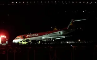 هبوط اضطراري لطائرة ركاب دون عجلة أمامية   