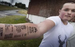 نرويجي يوشم على يده حساب من ماكدونالدز 