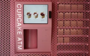 ماكينة "صراف آلي" تقدم الكعك الطازج على مدار الساعة   