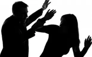 تغريم رجل مخمور تشاجر مع زوجته في الطائرة