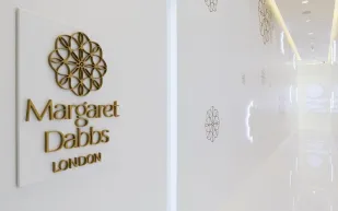 دبي : صالون فاخر مخصص لتدليك اقدام الرجال.