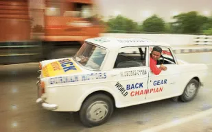 بالفيديو.. هندي يقود سيارته للخلف منذ 11 عام