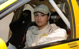 ندى زيدان أول سائقة سرعة خليجية اعشق تحدي الرجال   