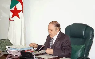 اول ظهور لرئيس الجزائر منذ عام يعلن فيه ترشحه للرئاسة