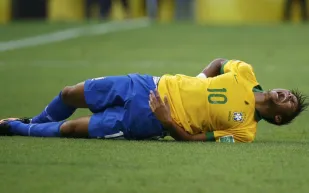 صورة: فضيحة جديدة بطلها ملعب مباراة إيطاليا في البرازيل 