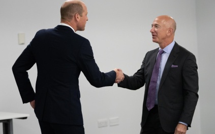 الملياردير "جيف بيزوس" يستثمر في شركة ناشئة لمنافسة "غوغل"