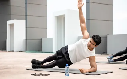 جسمٌ قوي بلا أوزان: 8 تمارين منزليّة تصنع الفارق بأقل مجهود