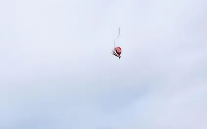 مهندسو "توب جير" يبنون منجنيقًا عملاقًا لإطلاق سيارة في الهواء واختبار حدود الفيزياء (فيديو)