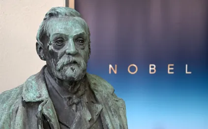 من أنابيب الاختبار إلى العالميّة: أبرز إنجازات نوبل 2025