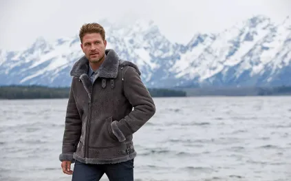 أيقونة الفخامة: جلد الغنم والخامات العريقة لموسم شتاء 2025