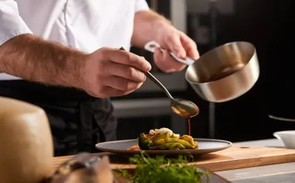 مطعم كوري يرفض استقبال أي زبون بمفرده.. لماذا؟