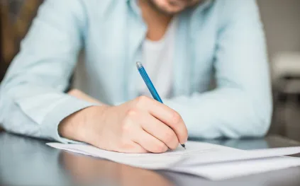 وسط الفيضان الرقمي: كيف تعيد الكتابة بالقلم تشكيل نفوسنا؟